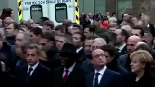 Momentul în care Nicolas Sarkozy s-a strecurat în primul rând, rezervat actualilor șefi de stat, la marșul din Paris