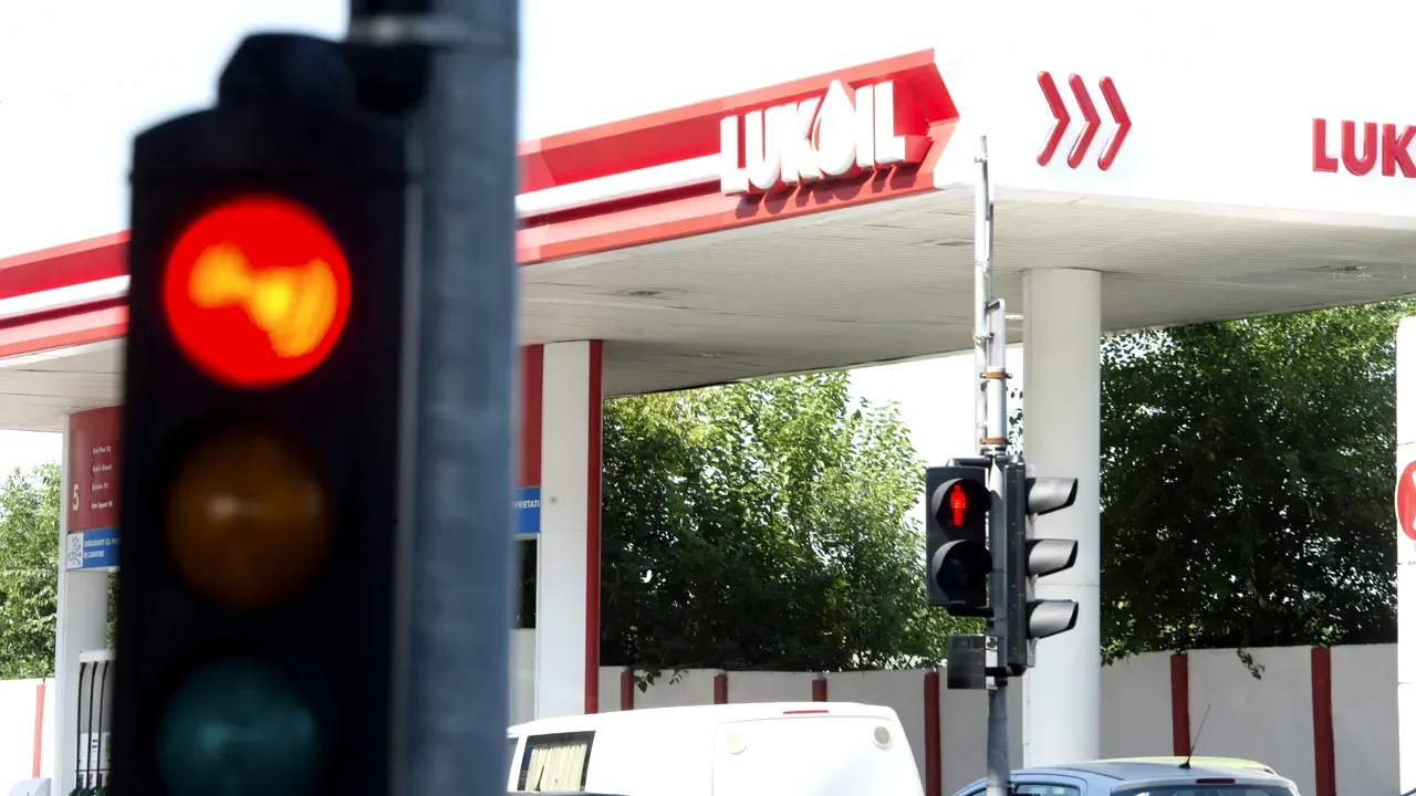 Lukoil rămâne fără cumpărător după ce Gunvor Group și-a retras oferta. De ce s-a blocat achiziția companiei rusești
