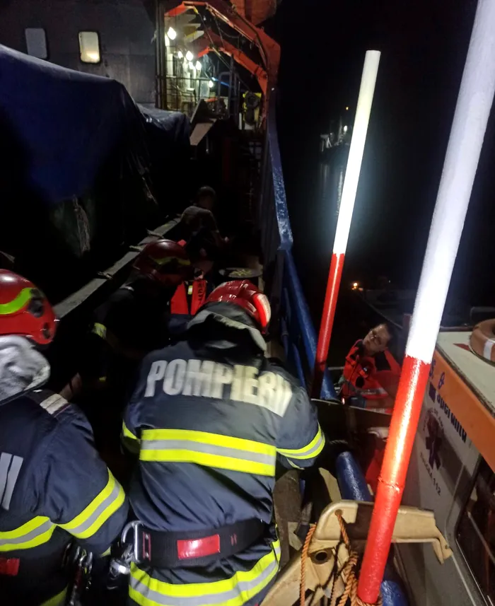 ALERTĂ pe Dunăre: Șase marinari s-au intoxicat cu gaze în buncărul unei nave, pe Brațul Tulcea