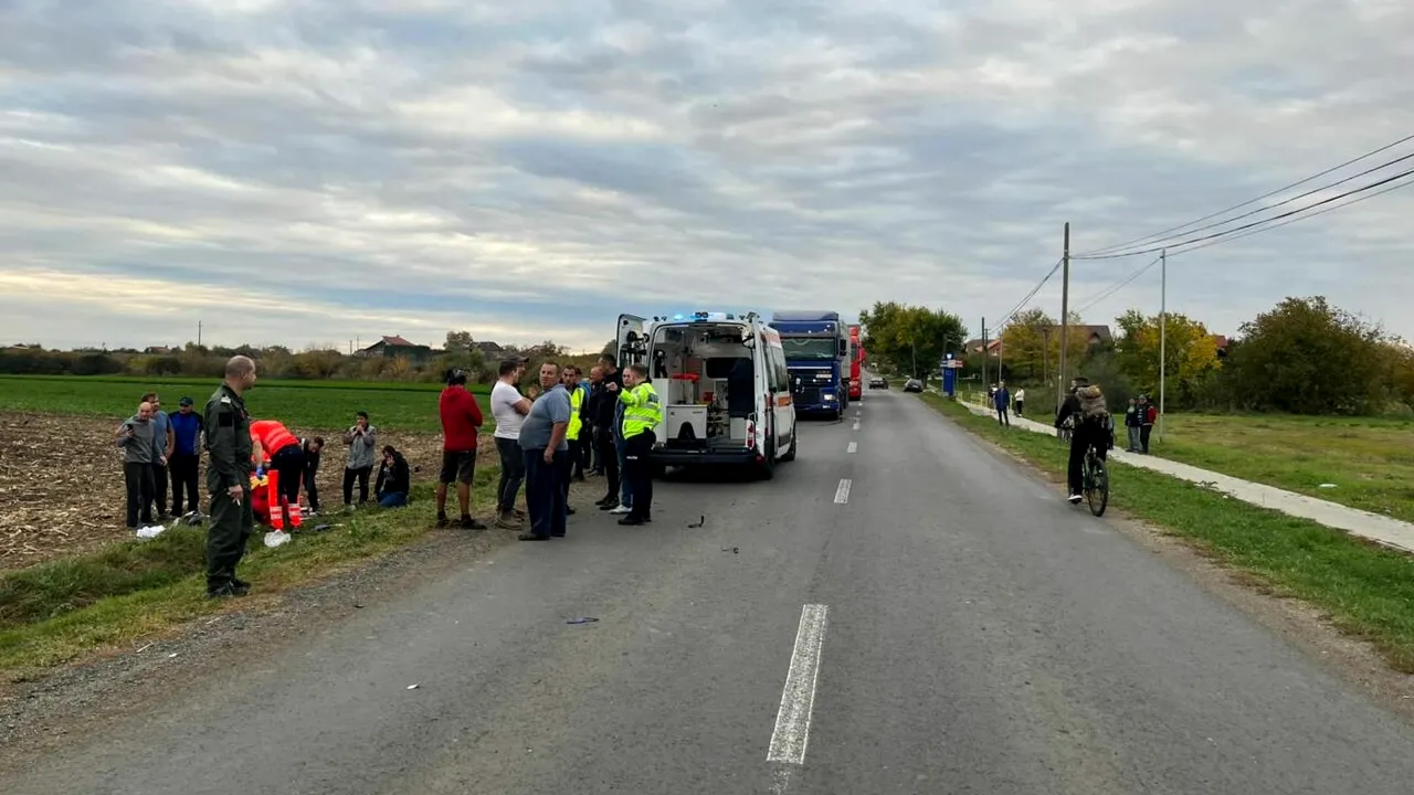 Un motociclist de 29 de ani a murit pe un drum din Arad, după ce a intrat sub roțile unui camion