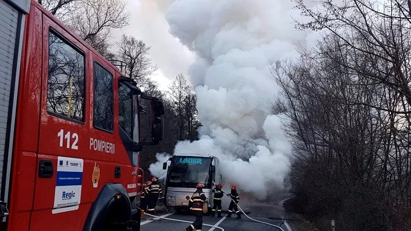 Un autocar în care se aflau 17 persoane a luat foc pe un drum din Caraș-Severin