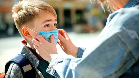 Riscul de transmitere a COVID-19, mai mare la porțile școlii decât la clasă. Avertismentul unui doctor