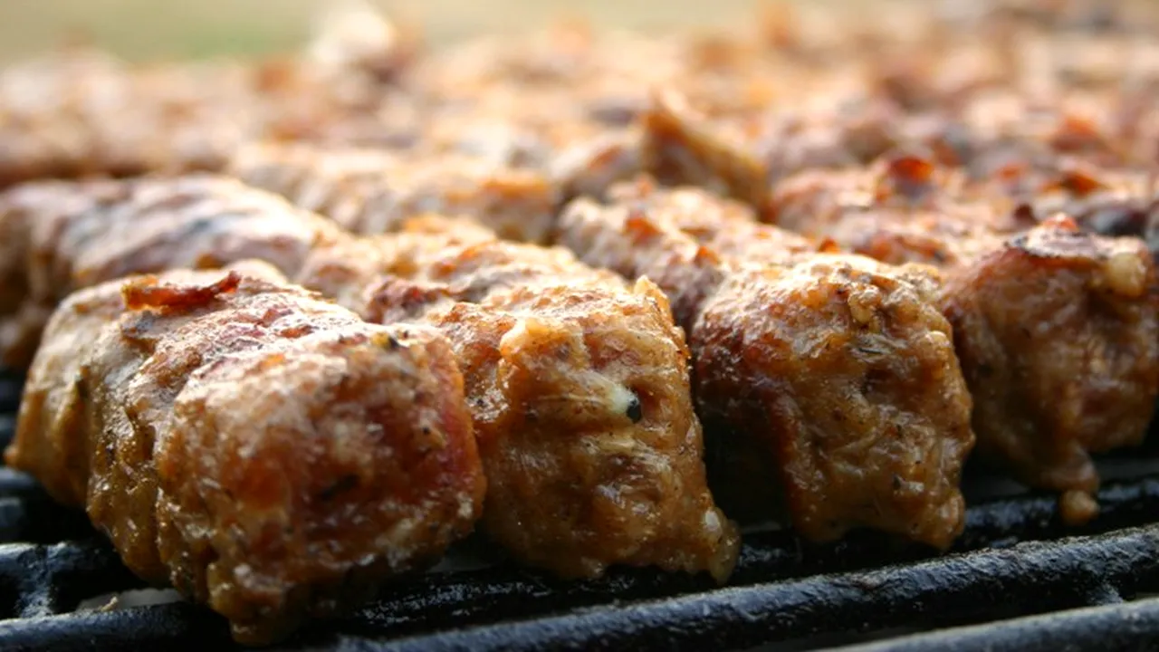 Peste 100 de caserole cu pastă de mici, care ar conține carne de cal, ridicate din magazine
