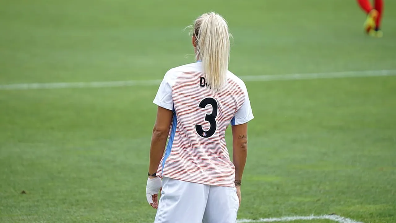 PANICĂ la un meci de fotbal feminin. Jucătoarele au fugit la vestiare când au văzut ce se întâmplă pe teren