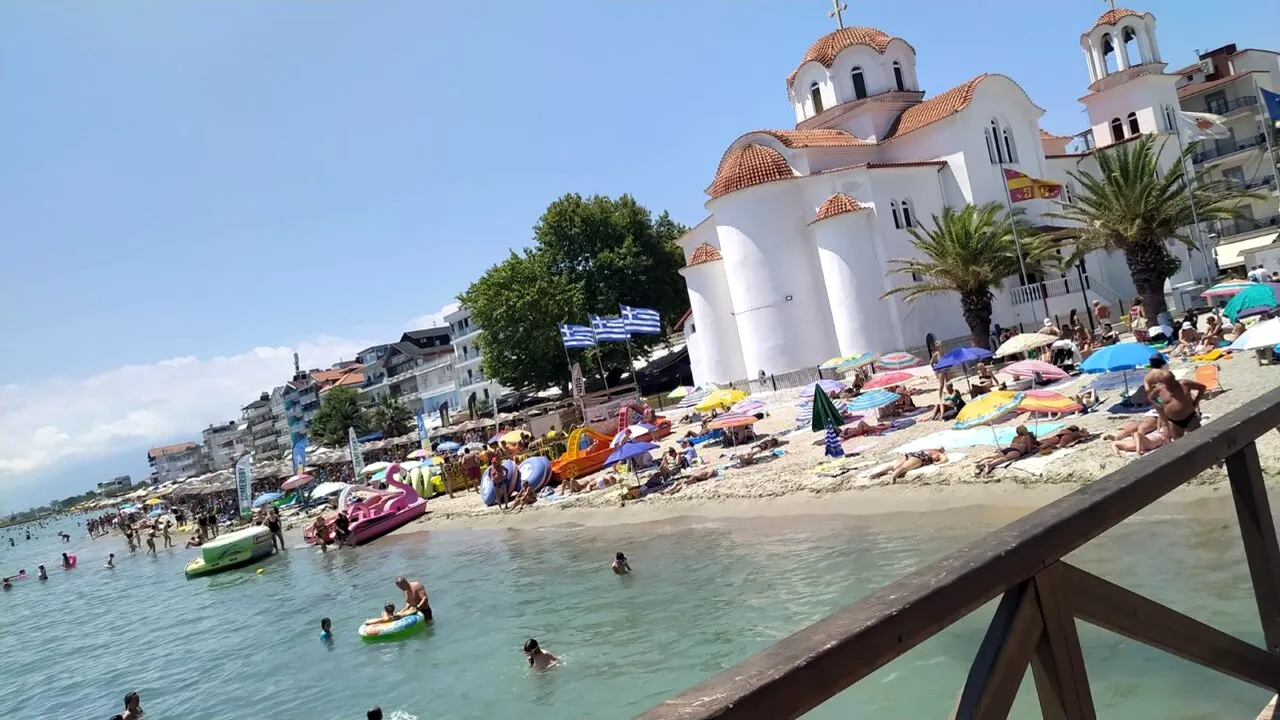 Stațiunea din Grecia unde temperaturile nu trec de 30 de grade ziua, iar noaptea e „FRIG ca în Siberia”. De 30 de ani, e preferata românilor