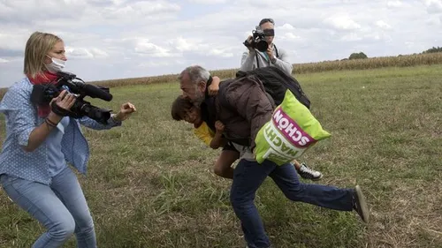 O jurnalistă din Ungaria i-a pus piedică în timp ce fugea cu copilul în brațe. Și în acel moment viața sa s-a schimbat total