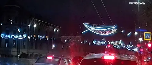 VIDEO | Decorațiuni luminoase de Crăciun, căzute pe o trecere de pietoni din zona Tineretului. Reacția Primăriei Sectorului 4 după incident