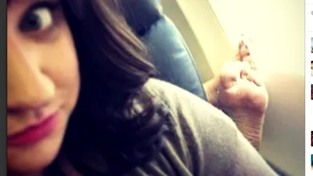 Au plătit scump un bilet de avion, însă au avut ghinionul de a se așeza lângă acești oameni. IMAGINI cu PASAGERII RUȘINII