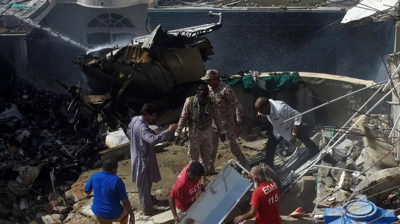 VIDEO. Un avion cu peste 100 de persoane la bord s-a prăbușit într-o zonă rezidențială în Pakistan