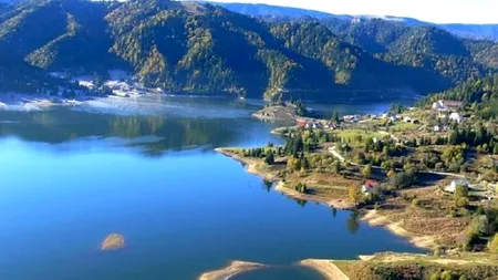 Lacul din Carpații Orientali unde poți avea o vacanță ca în Grecia în munți