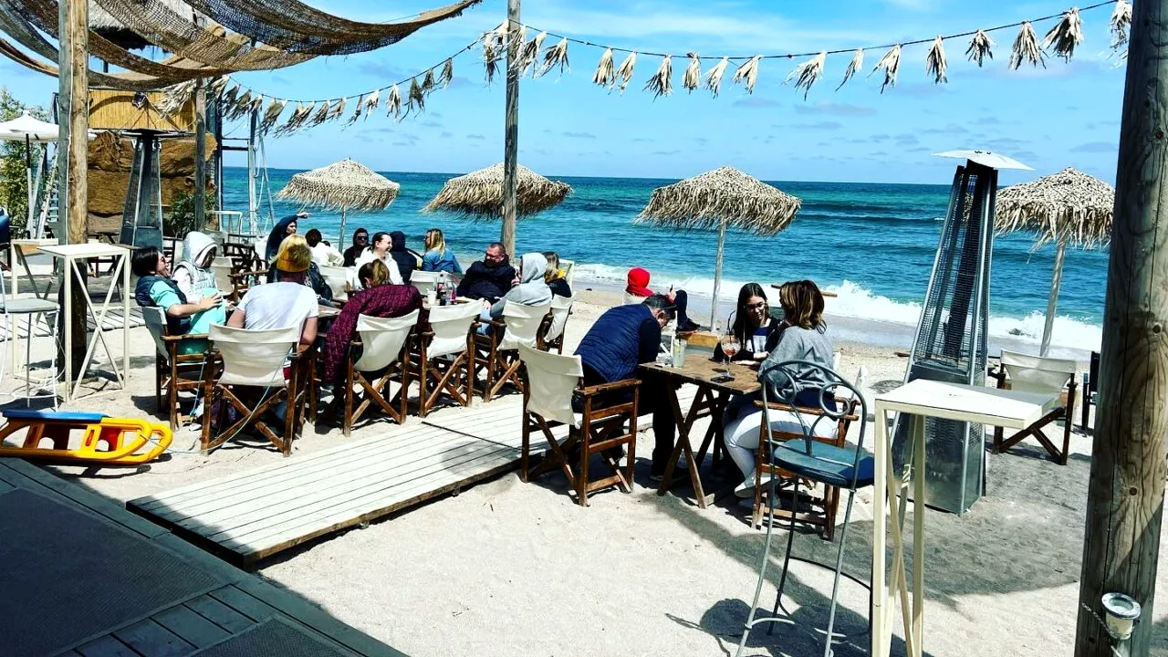 Prețurile au EXPLODAT în Vama Veche. Ce poți cumpăra cu 50 de lei: „Mă băiatule, unde am ajuns? În ce lume cineva ar da 28 de lei pe o cutie?”