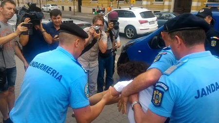 O actriță susținătoare a drepturilor LGBT a provocat un incident la marșul Noii Drepte din Cluj. Tânăra, urcată cu forța în dubă de jandarmi. GALERIE FOTO și VIDEO