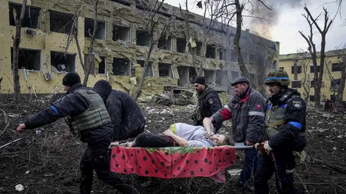 Femeia însărcinată care a fost evacuată pe o targă din maternitatea bombardată din Mariupol a murit. Ce s-a întâmplat cu bebelușul