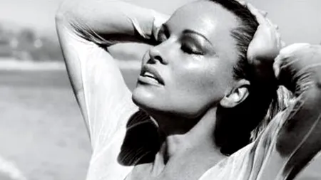 Pamela Anderson, pictorial în ultimul număr din Vogue,  Brazilia. FOTO