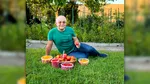 Emil Boc, ședință foto cu primele roșii culese din grădina sa. „E o satisfacție pe care niciun magazin nu o poate oferi.”