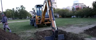 Au început lucrările la PLANȘEUL UNIRII! Acestea sunt primele imagini cu săpăturile la structura de beton din Piața Unirii. Parcul a fost închis