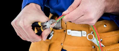 Cât a ajuns să CÂȘTIGE un electrician, acum, în august 2023. Este una din cele mai căutate meserii