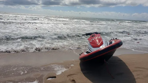 Doi copii au fost în pericol de înec, după ce au ajuns în larg cu un obiect gonflabil și au căzut în apă. Salvamarii din Eforie Nord îi imploră pe părinți să fie atenți (VIDEO)