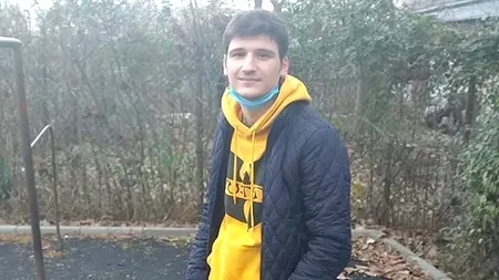 Andrei, tânărul abandonat de părinți, își vinde tablourile pentru a-și cumpăra ghete și haine: „Nu am cu ce mă îmbrăca și nici cu ce mă încălța”