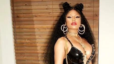 Ținuta i-a jucat feste: Cântăreața Nicki Minaj a rămas în SÂNII GOI pe scenă