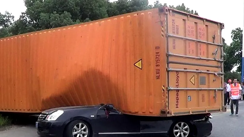O chinezoaică a supraviețuit miraculos după ce un container s-a prăbușit peste mașina ei