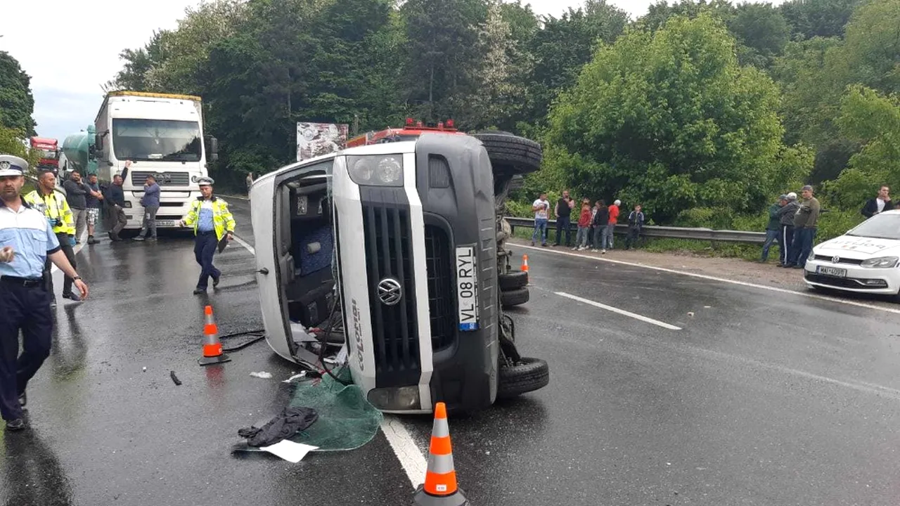 Un microbuz cu 12 călători s-a răsturnat pe DN 7. Una dintre victime este în stare critică - FOTO