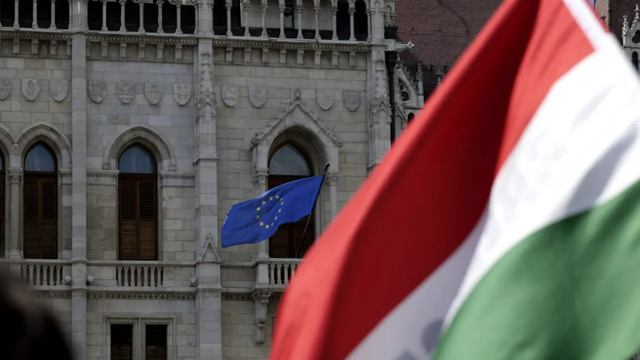 „Schimbare de regim“ la Budapesta: După doisprezece ani, steagul Uniunii Europene a fost arborat din nou pe clădirea Parlamentului maghiar