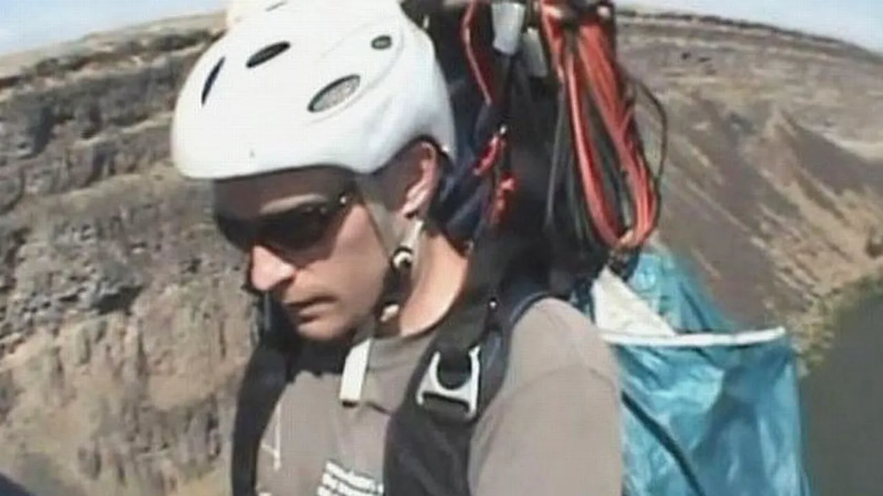 Un parașutist a reușit să-și sune soția după o săritură ratată. Care a fost deznodământul