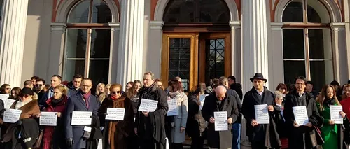 Magistrați și avocați clujeni, protest mut, cu robe pe braț, în semn de solidaritate cu omologii din Polonia