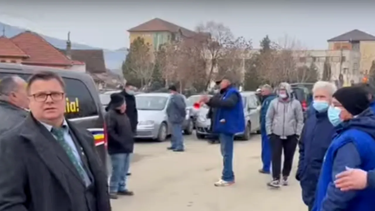 Deputat AUR, alungat  și înjurat de protestatarii de la fabricile de armament din Cugir. „Nu ai ce căuta aici, pleacă”