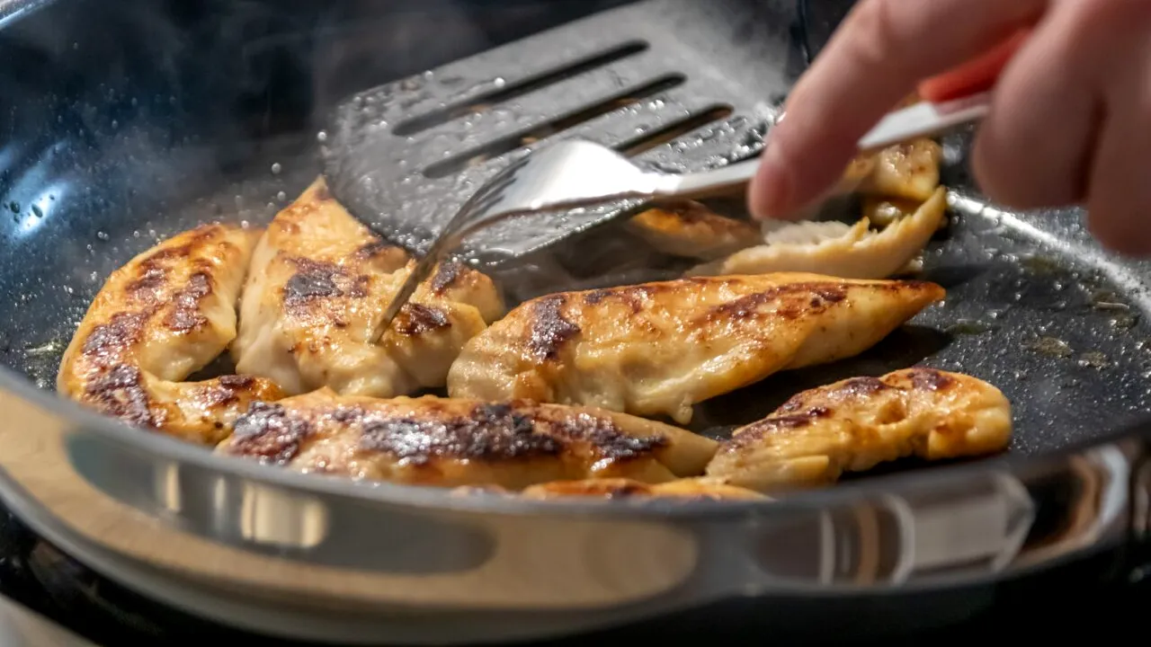 Câte zile poți păstra în frigider puiul gătit. Ce recomandă un expert