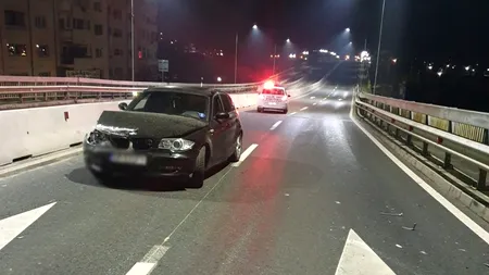 Un șofer băut a intrat cu mașina în parapete, în timp ce era urmărit de Poliție