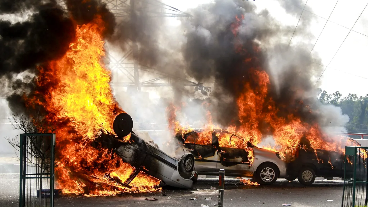 SUTE de mașini distruse de FLĂCĂRI în parcarea unei expoziții. Cauza dezastrului