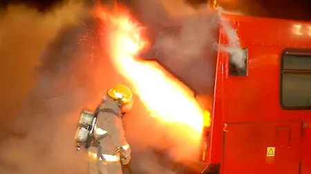 Pasagerii unui autobuz au intrat în panică la Galați după ce motorul a luat foc