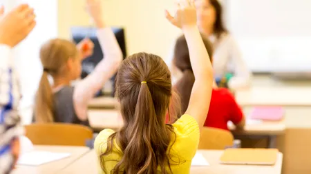 Ministerul Educației vrea să MUTE în școală meditațiile din mediul privat, sub forma unor ore suplimentare