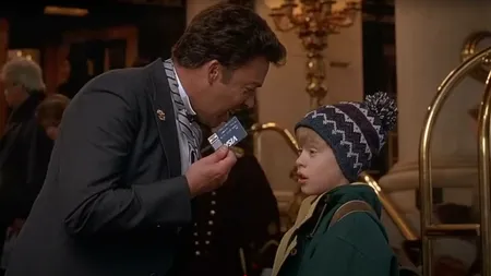 De nerecunoscut! Actorul din „Singur Acasă 2” se deplasează într-un scaun cu rotile, la 79 de ani