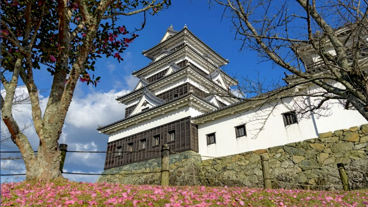 Orașul pe care trebuie să-l vizitezi pentru o experiență unică: Te poți caza la castel sau în casele celor mai nobili RĂZBOINICI din istorie