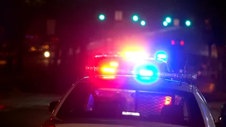 Un hoț a furat o mașină cu un copil, apoi s-a întors la locul faptei să-i ceară mamei să-l scoată din autoturism