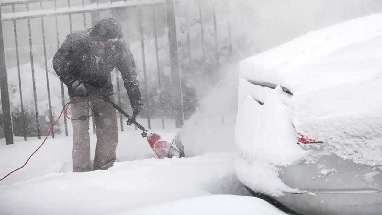 Cel puțin 13 locuitori din regiunea Chicago au murit în timp ce curățau zăpada
