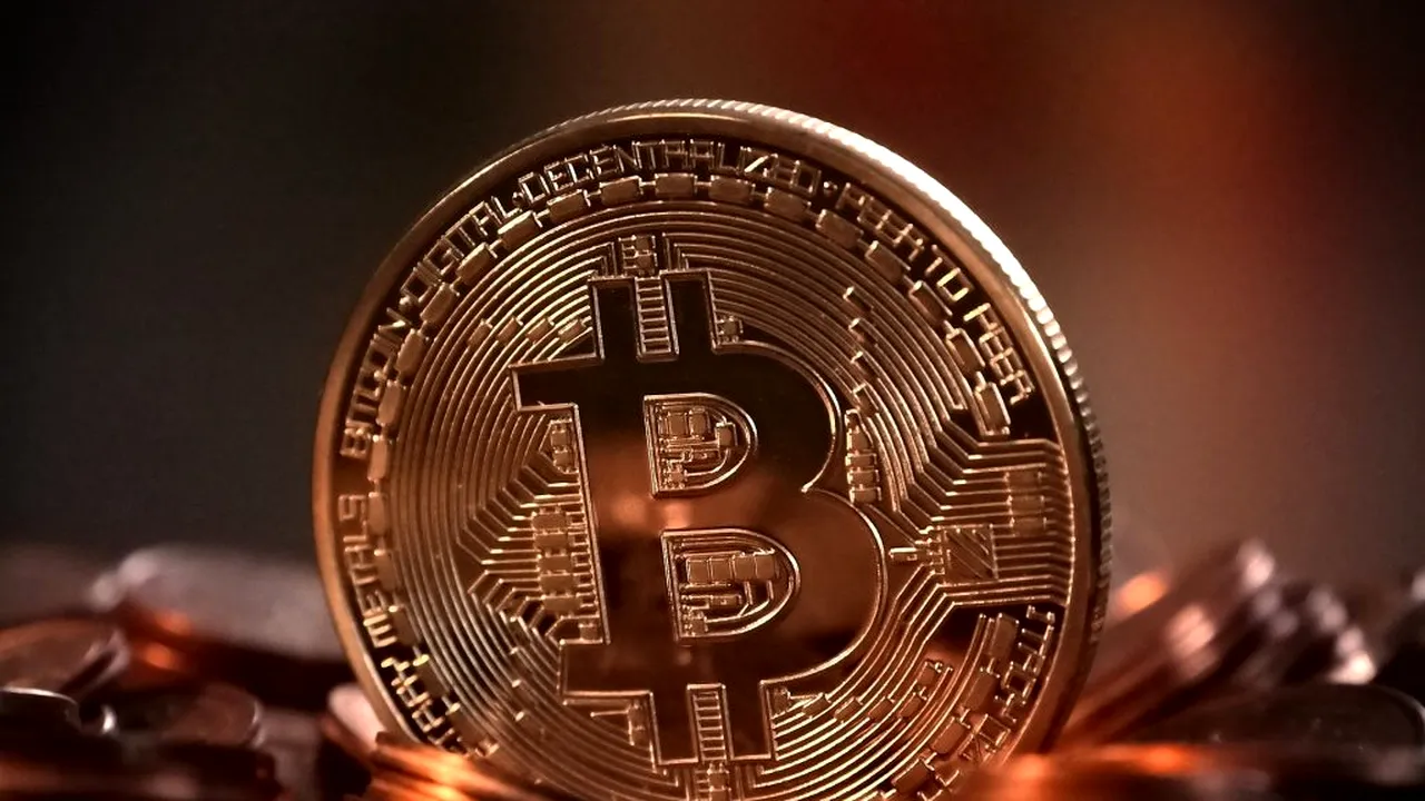 Bitcoin continuă deprecierea. În ultimele 24 de ore, au dispărut sute de de miliarde de dolari din piaţa criptomonedelor