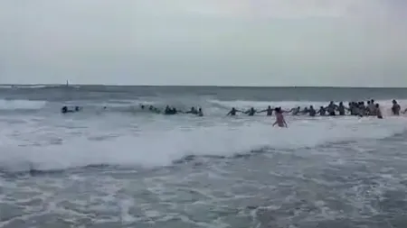 IMPRESIONANT: Lanț uman format de turiști pentru salvarea a două surori care au intrat în valuri, deși era steag roșu