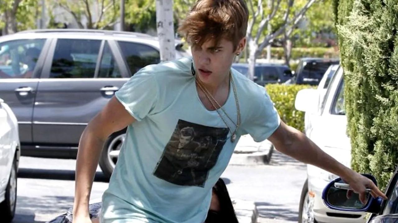 Justin Bieber, acuzat de agresarea unui paparazzo. GALERIE FOTO