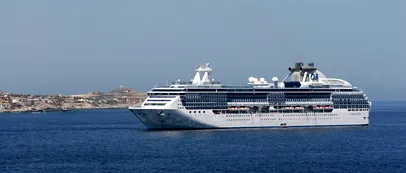 O navă de croazieră de lux cu 206 pasageri la bord a eșuat în Groelanda. Oamenii ar putea primi ajutor abia peste câteva zile!