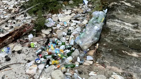 Insula Thassos, plină de gunoaie și ambalaje românești. Ce a postat o turistă pe un grup de călătorii