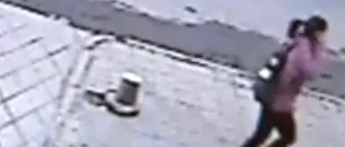 VIDEO: O femeie din China, aspirată de o gaură care s-a deschis în asfalt