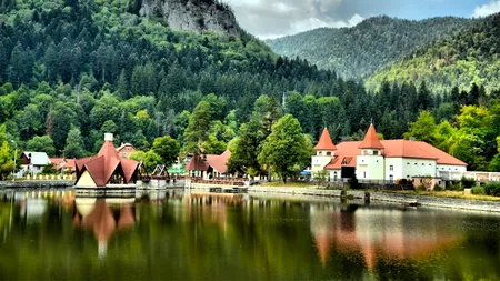 Stațiunea din România UNICĂ în Europa. Motivul pentru care sute de mii de turiști vizitează acest loc de basm