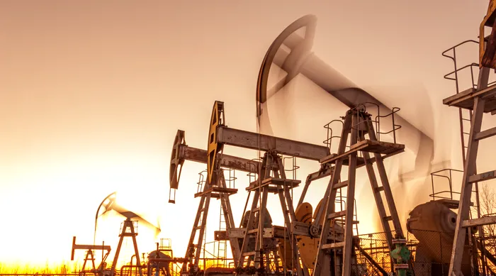 România importă masiv carburanți, deși are rafinării. Deficitul pentru țiței și produse petroliere rafinate a ajuns la 2,52 miliarde de euro în 2026
