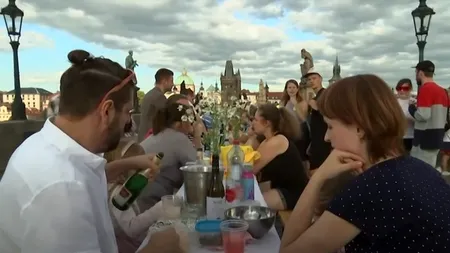 PANDEMIE. „Petrecerea de adio” pentru coronavirus! Mii de oameni au participat - VIDEO