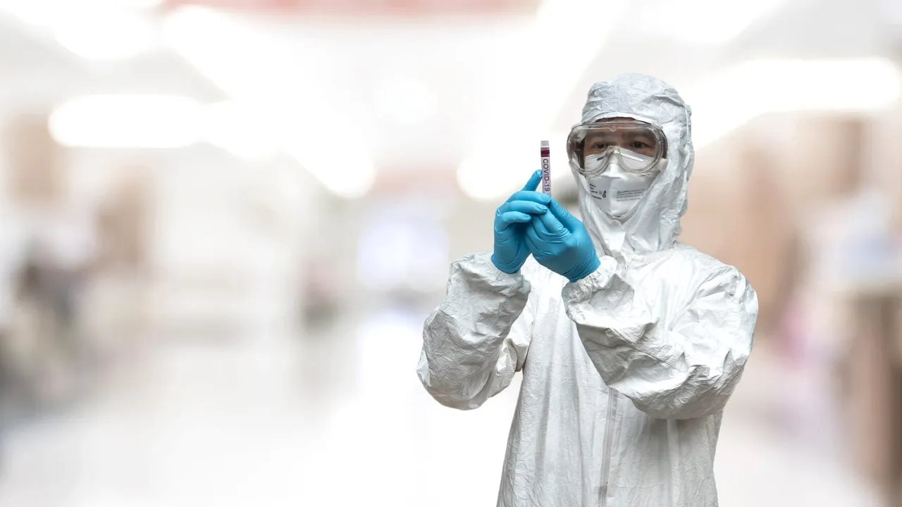 Covid-19 își pierde 90% din capacitatea de a infecta în cinci minute în aer (studiu)