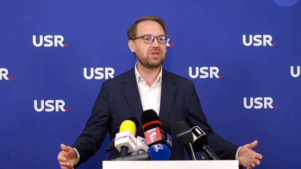 Ședință de urgență la USR pentru reconfirmarea lui Dominic Fritz în fruntea partidului. La ce oră se întâlnescu USR-iștii pentru a face scut în jurul șefului declarat de Justiție în conflict de interese